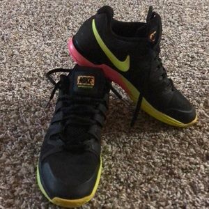 NIKE ZOOM 9.5 TOUR TENNIS SNEAKER BLACK/BOLT/PINK